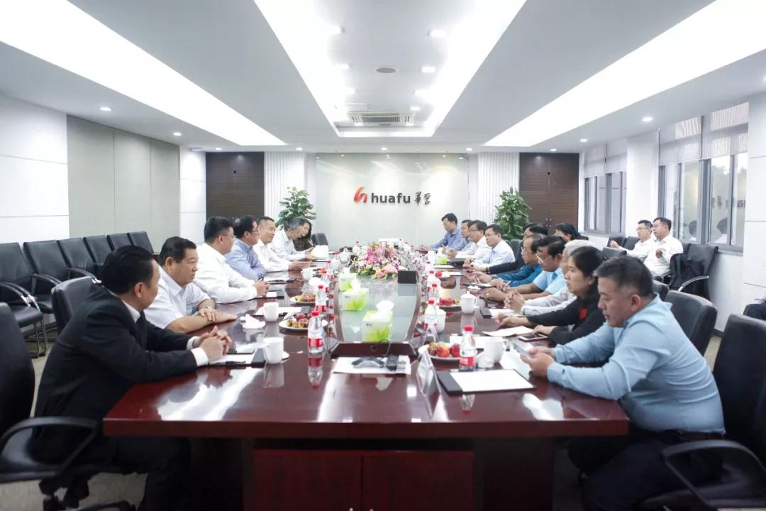 越南隆安省人民委员会主席陈文芹称赞华孚好榜样