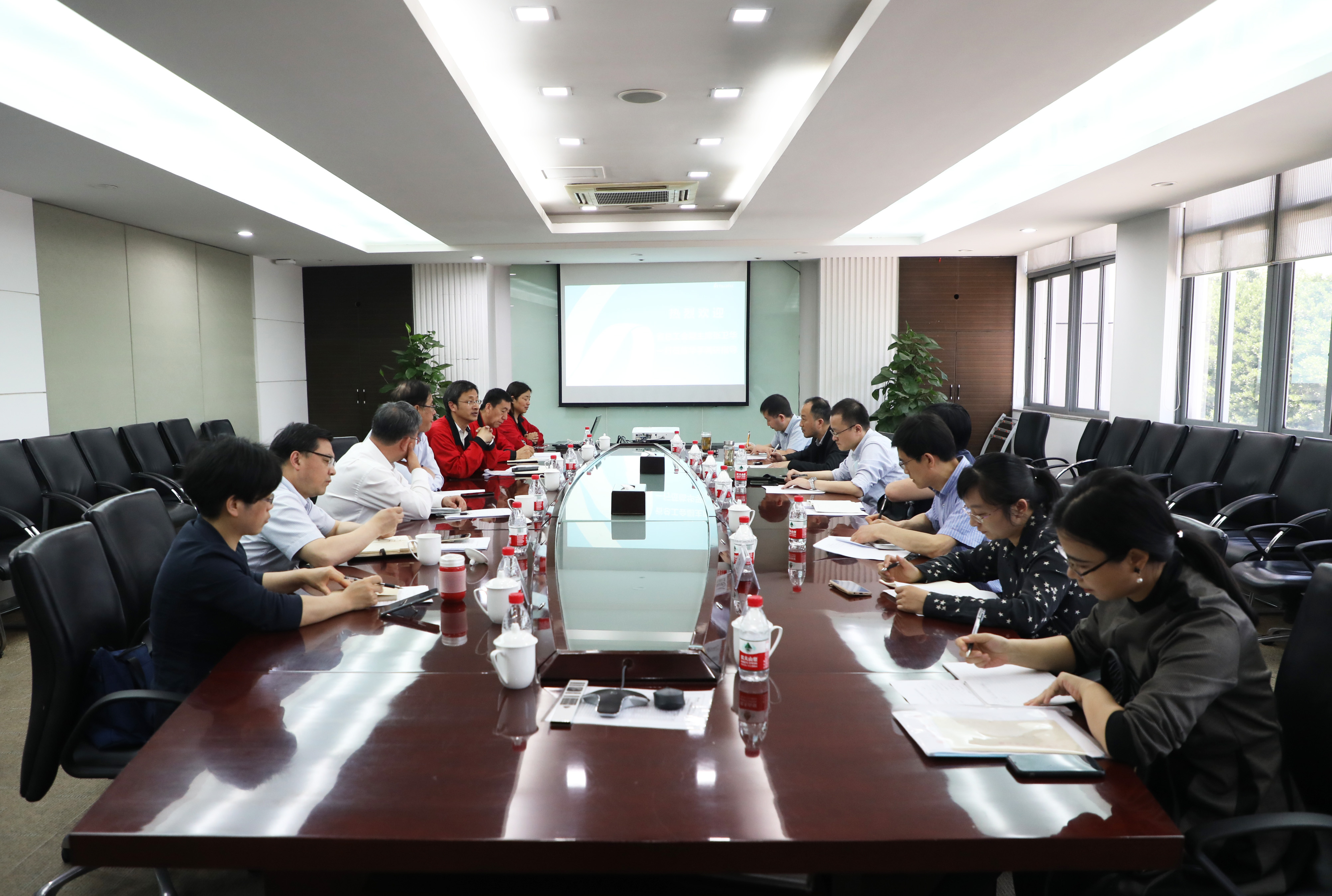 浙江省总工会副主席张卫华一行到上虞工业园调研